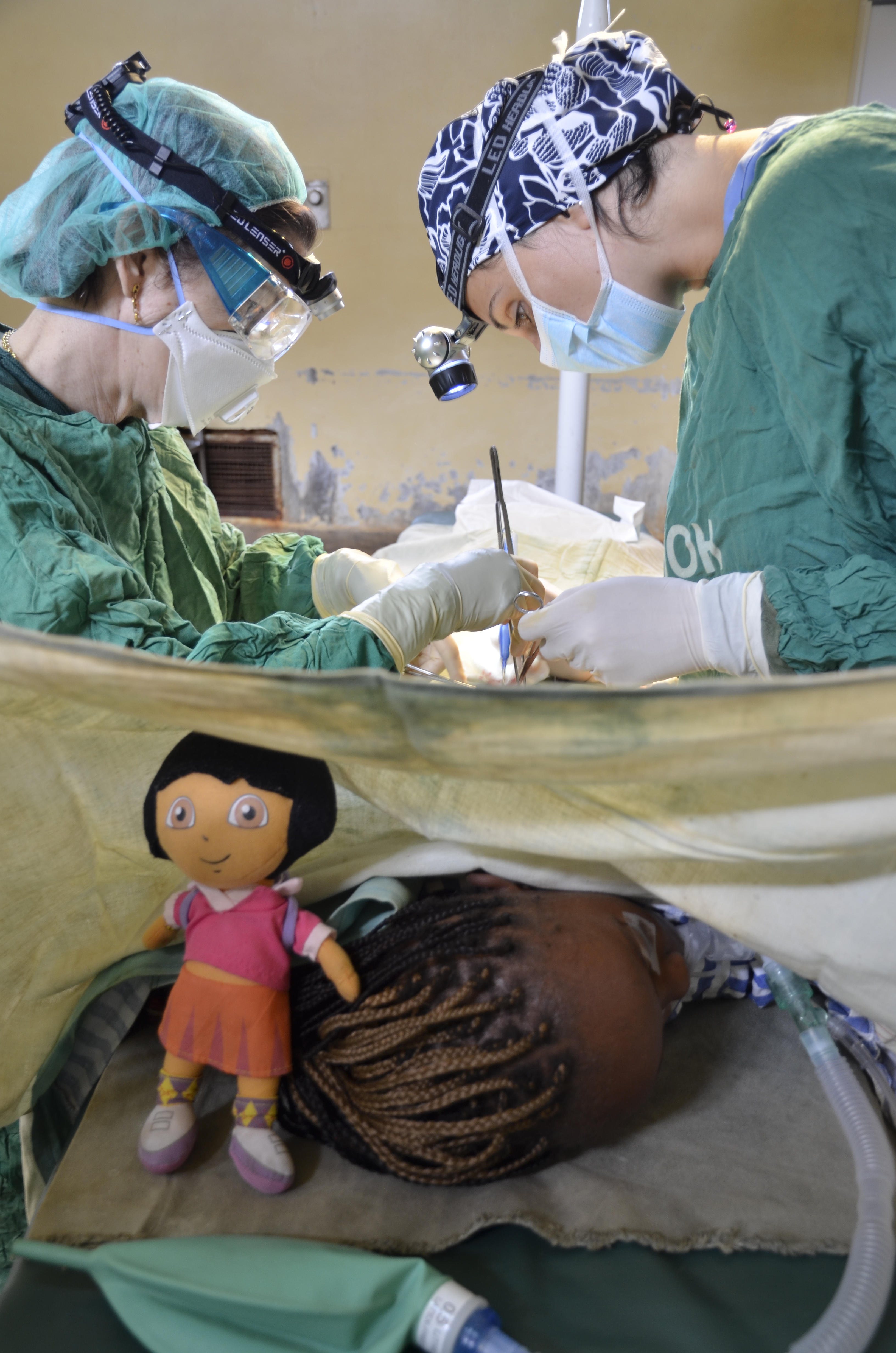 Kenia-cirujanos-accion2